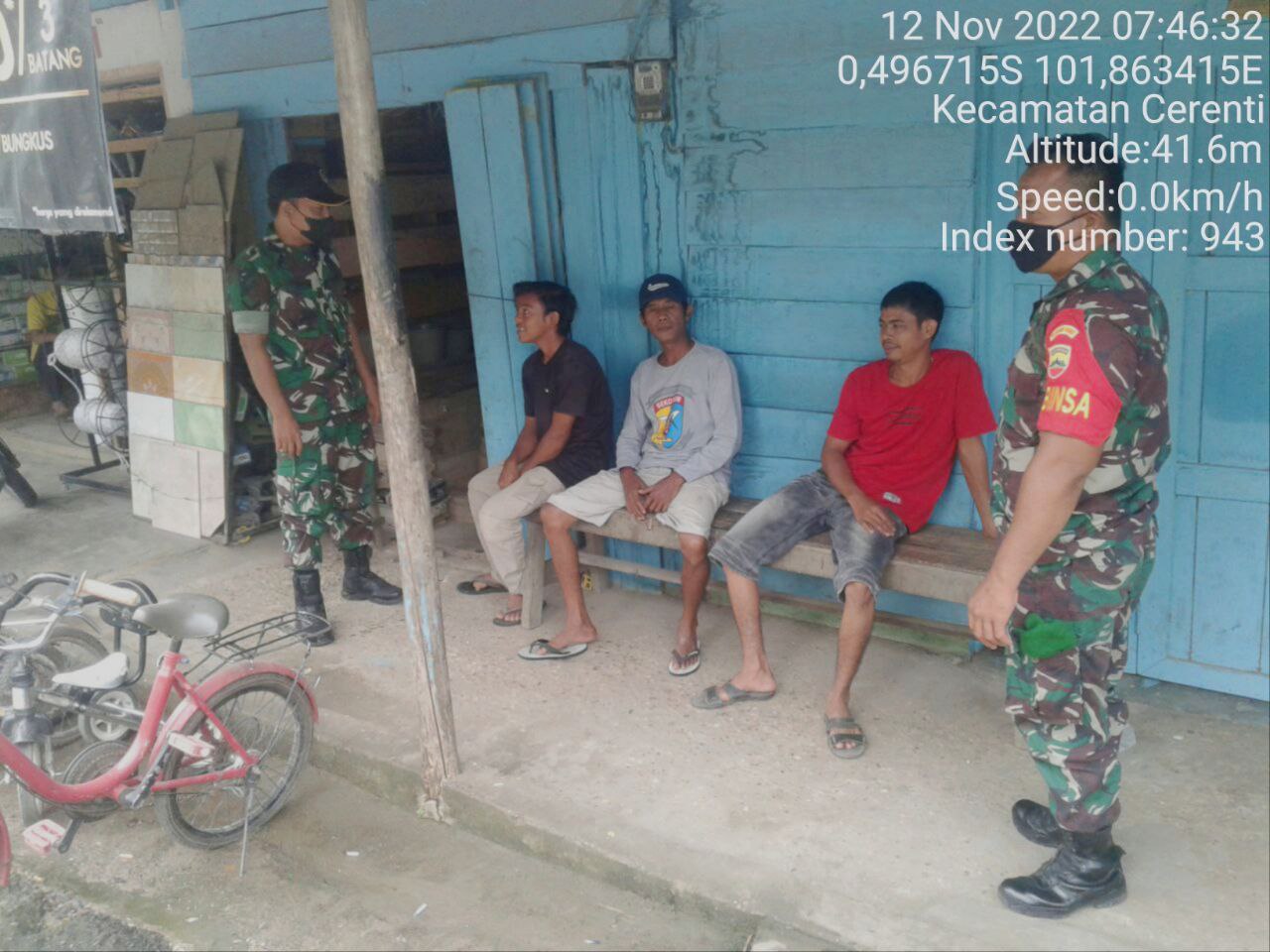 Babinsa Koramil 06/Cerenti Kodim 0302/Inhu Berikan Sosialisasi Serta Himbauan Kepada Warga Agar Patuhi Prokes Covid-19 di Desa Teluk Pauh Cerenti 