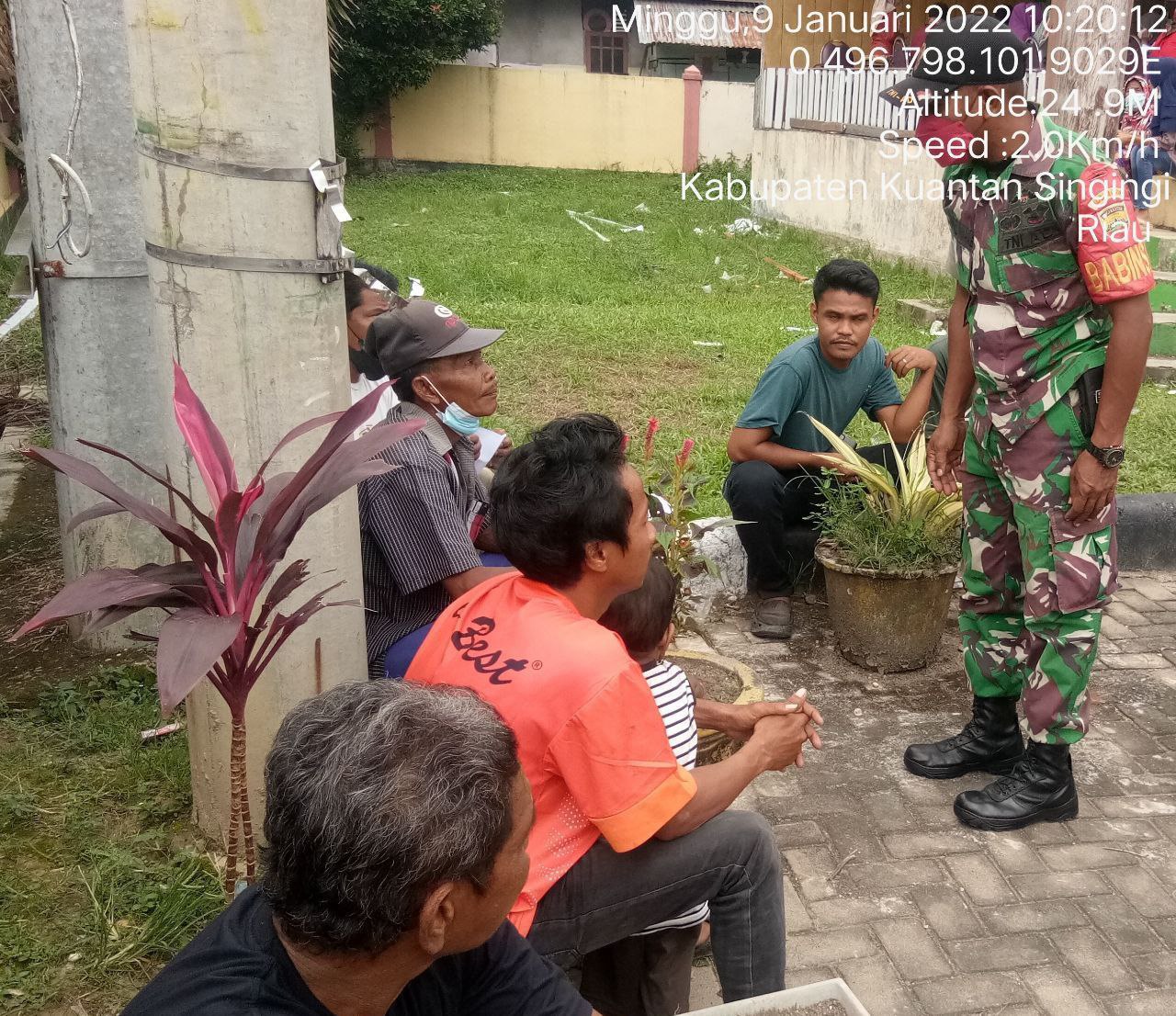 Komsos Dengan Warga Binaan Babinsa Koramil 06/Cerenti Kodim 0302/Inhu Edukasi Vaksin Covid -19 di Desa Pesikaian