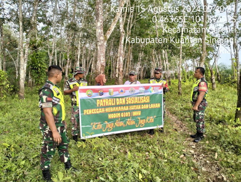 Kopda Irwan Bersama Personil Koramil 06/Cerenti Kodim 0302/Inhu Melaksanakan Patroli Dan Pencegahan Kebakaran Hutan Dan Lahan Di Desa Pesikaian