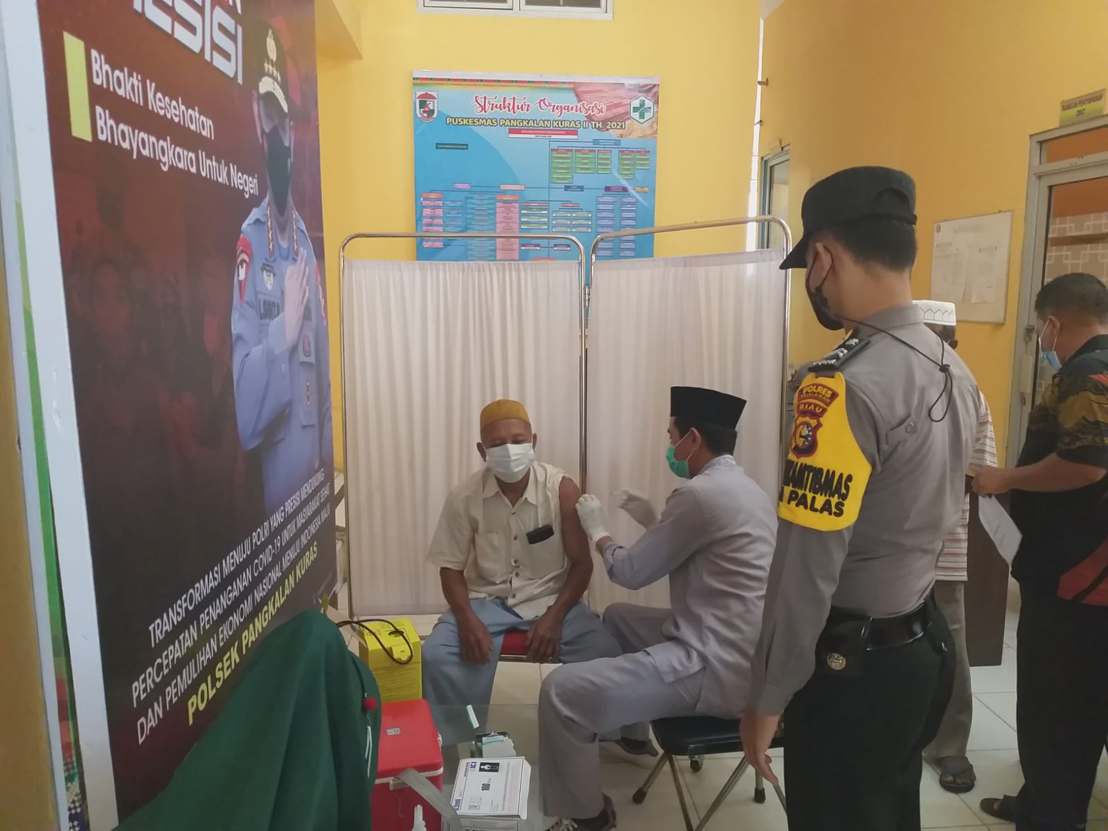 Polsek Pangkalan Kuras Pantau Kegiatan di Gerai Vaksinasi