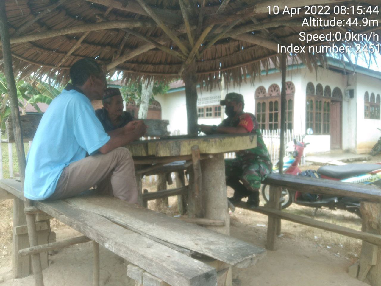 Jalin Hubungan Silahturahmi Yang Baik, Babinsa Koramil 06/Cerenti  Kodim 0302/Inhu Komsos Dengan Warga