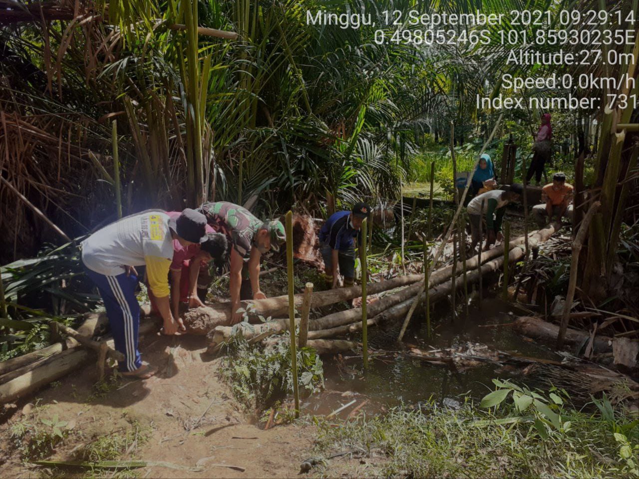 Babinsa Koramil 06/Cerenti Dim 0302/ Inhu Gontong Royong Membantu Warga Membuat Jembatan Kayu