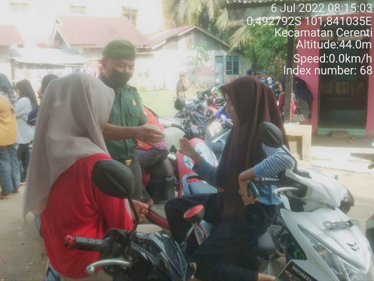 Di Desa Kompe Berangin Babinsa Koramil 06/Cerenti Kodim 0302/Inhu Bagikan Masker  Kepada Warga