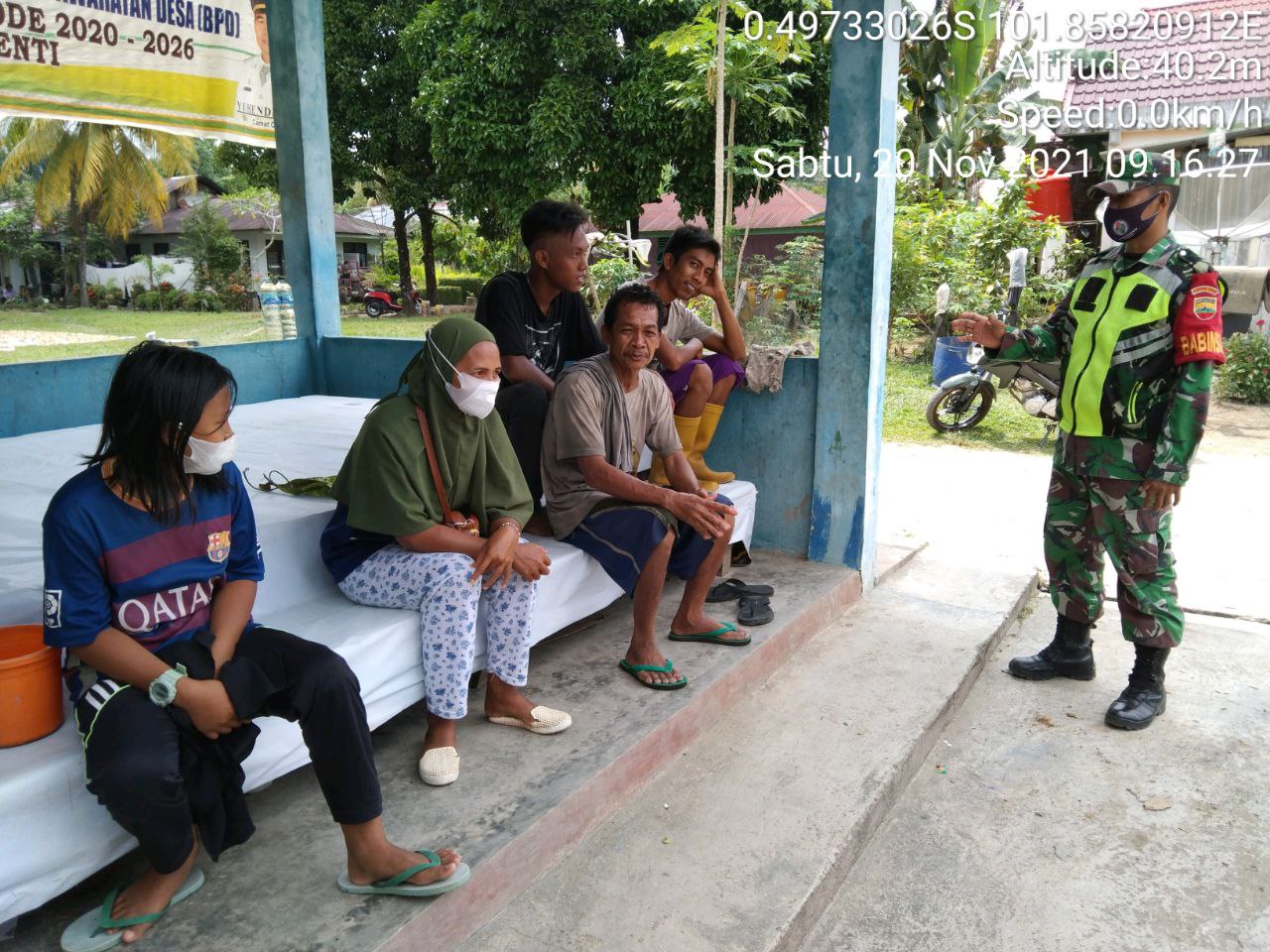 Anggota Babinsa Koramil 06/Cerenti Dim 0302/Inhu Komsos Dengan Warga Binaan Membahas Tentang Covid-19 di Desa Kampung Baru Koto Kecamatan Inuman Kabupaten Kuansing