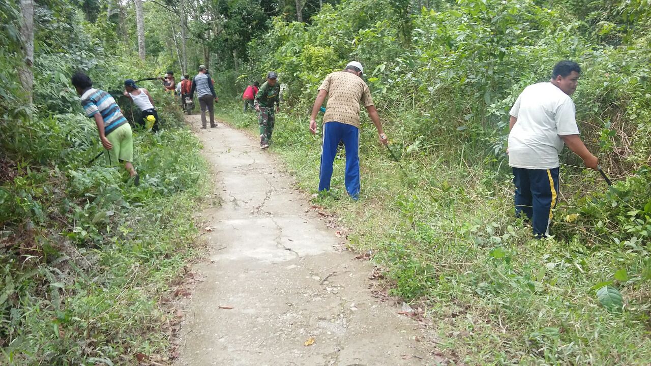 Babinsa Koramil 06/Cerenti Dim 0302/Inhu Sertu Heriyus Saputera Gotong Royong Bersama Masyarakat Binaan.