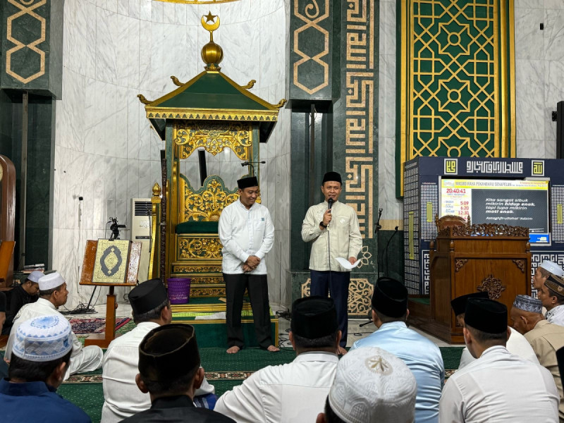 Wali Kota Pekanbaru Awali Salat Tarawih di Masjid Raya Senapelan