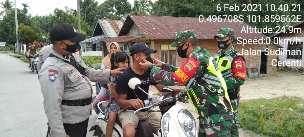Babinsa Koramil 06/Cerenti Dim 0302/Inhu Dan Bhabinkamtibmas Polsek Cerenti Bagikan Masker Kepada Pengguna Jalan