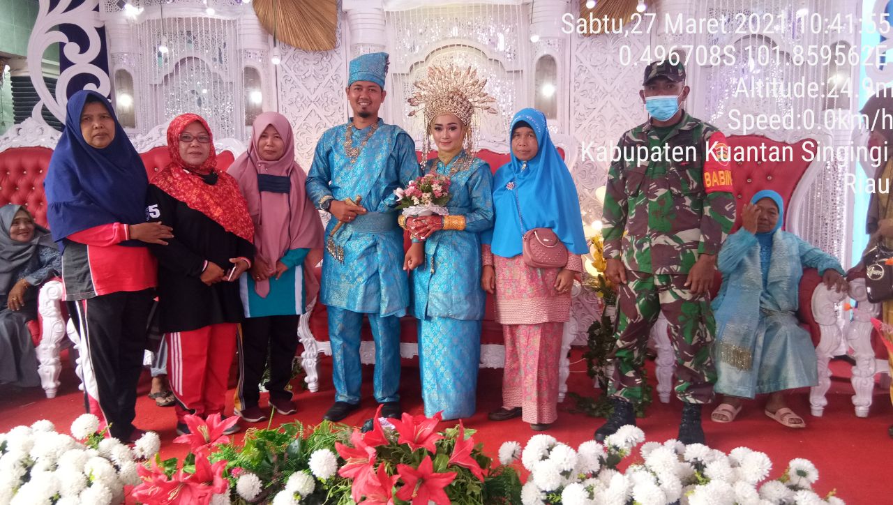 Pererat Silaturahmi Anggota Koramil 06/Cerenti Menghadiri Resepsi Pernikahan Warga  Di Wilayah Binaan