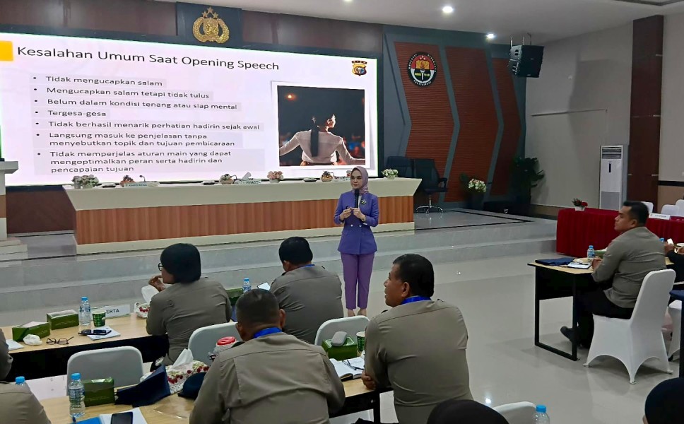 Pelatihan Public Speaking dan Service Excellence: Polda Riau Siapkan Personel Polri yang Humanis dan Profesional