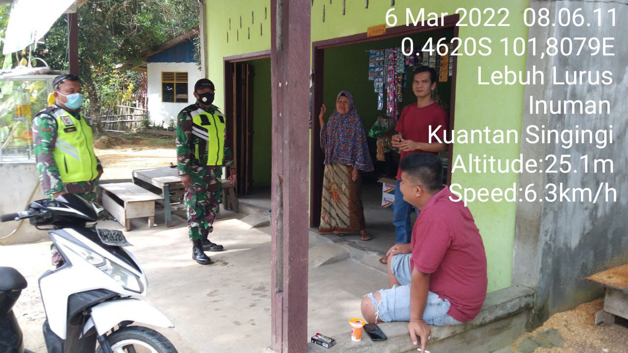 Babinsa Koramil 06/Cerenti Kodim 0302/Inhu Terus Lakukan Perapan Protokol Kesehatan Kepada Warga Diwarung Pinggir Jalan