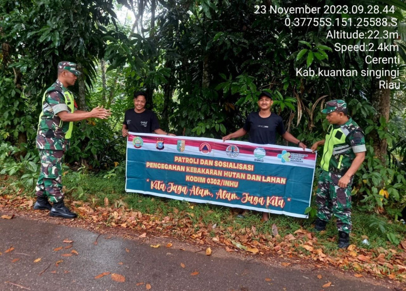 Anggota Babinsa Koramil 06/ Cerenti Dim 0302/ Inhu Melaksanakan Patroli dan Sosialisasi Kepada Masyarakat