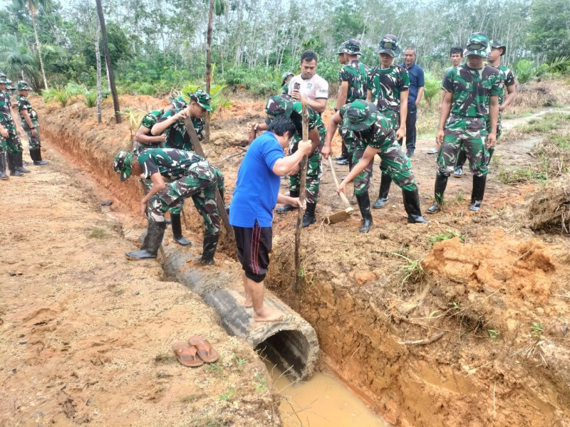Personil TMMD Ke-120 Kodim 0302/Inhu Melaksanakan Pengerasan Jalan Penghubung Desa Pekan Heran Dan Desa Redang 