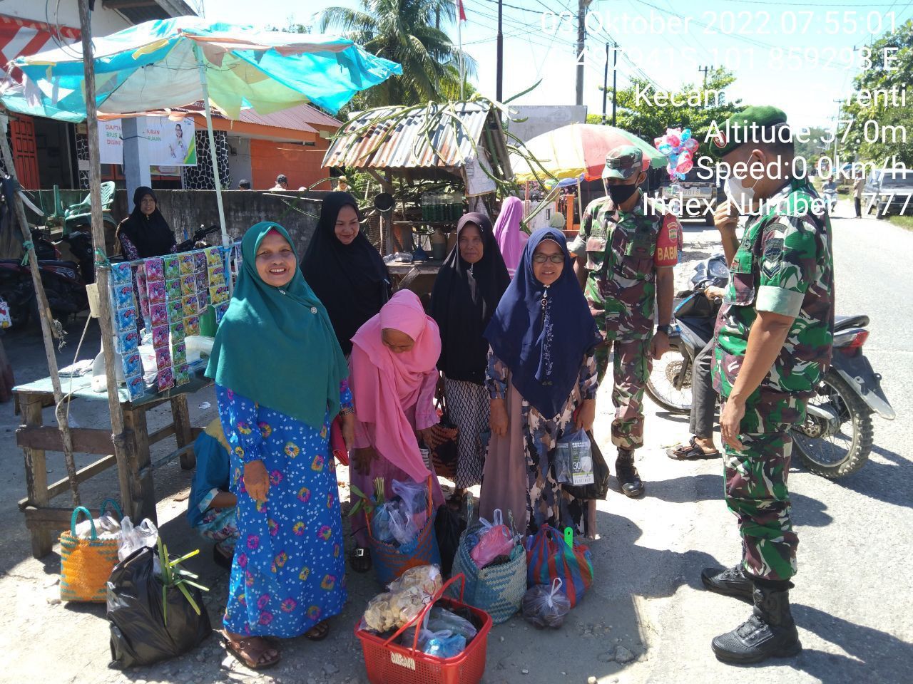 Babinsa Koramil 06/Cerenti Kodim 0302/Inhu Berikan Sosialisasi Serta Himbauan Kepada Warga Agar Patuhi Prokes Covid-19 di Kampung Baru Timur