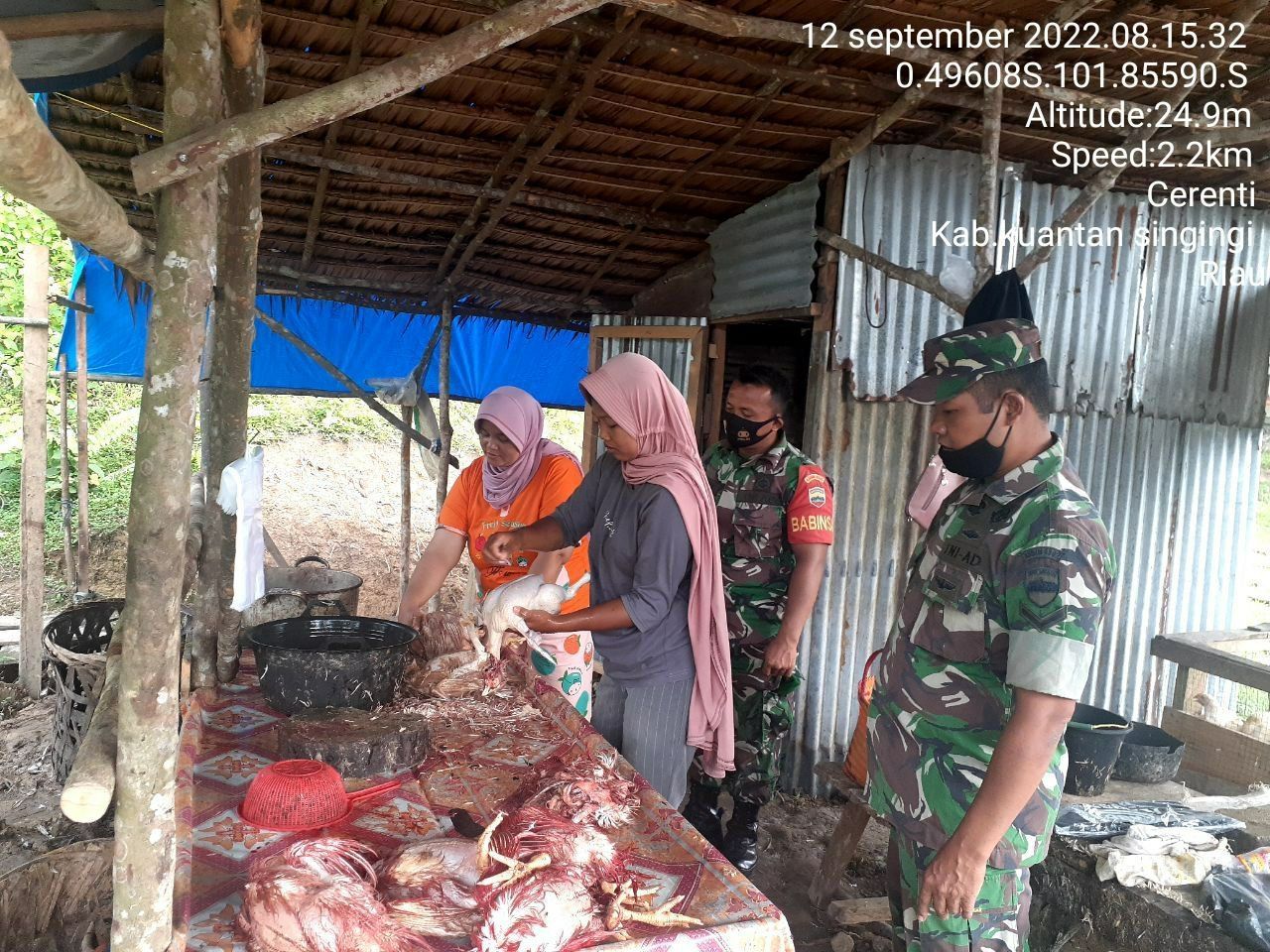 Babinsa Koramil 06/Cerenti Dim 0302/Inhu Berikan Sosialisasi Dan Himbauan Kepada Warga Supaya Tetap Mematuhi Prokes Covid-19