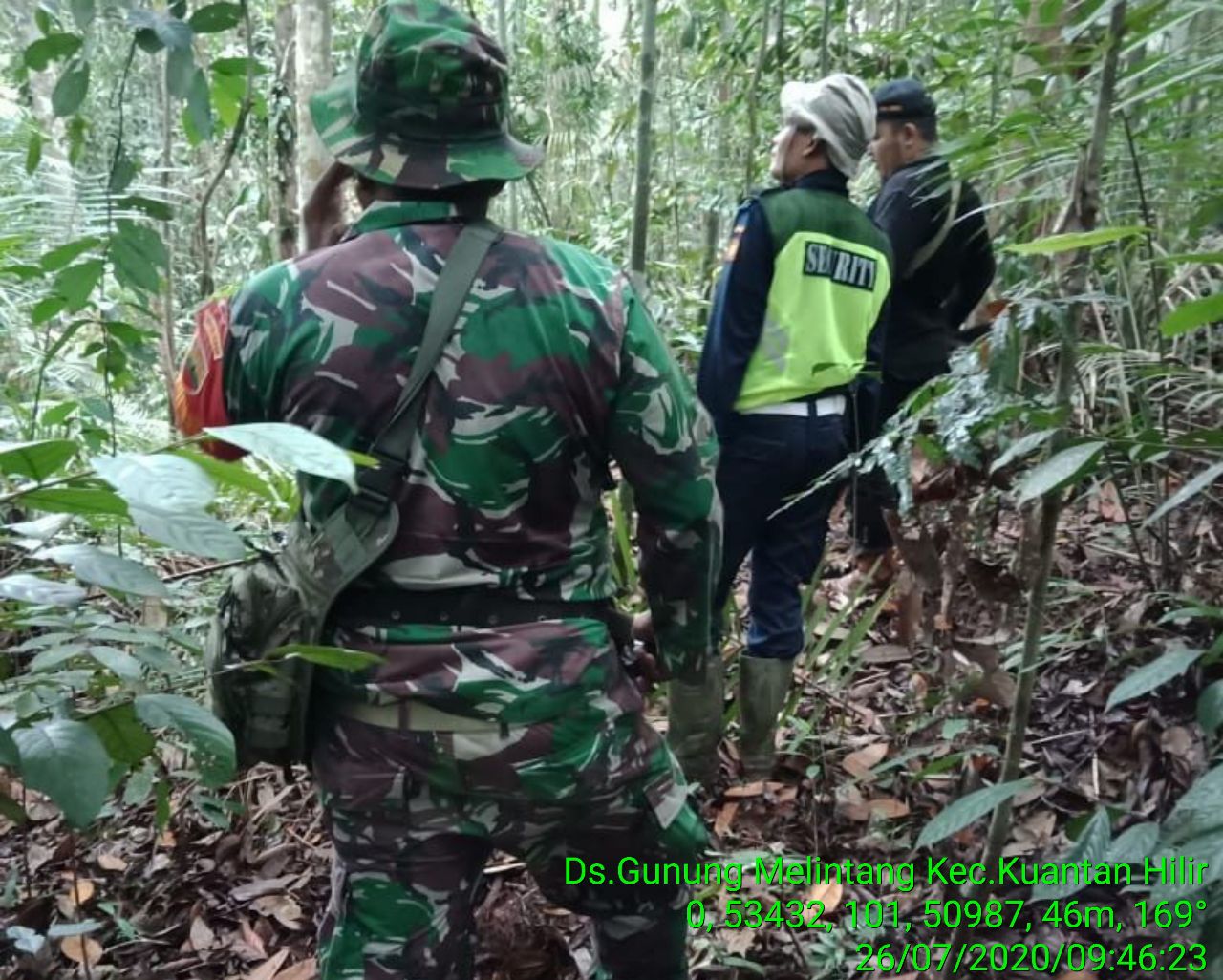 Serka Junaidi Anggota Koramil 07/Kuantan Hilir Dim 0302/Inhu Patroli Karhutlah Bersama PT RAPP.