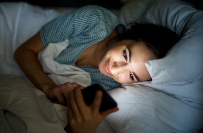 Jangan Main Handphone Sebelum Tidur Kalau Tak Mau Kena Kanker Payudara!