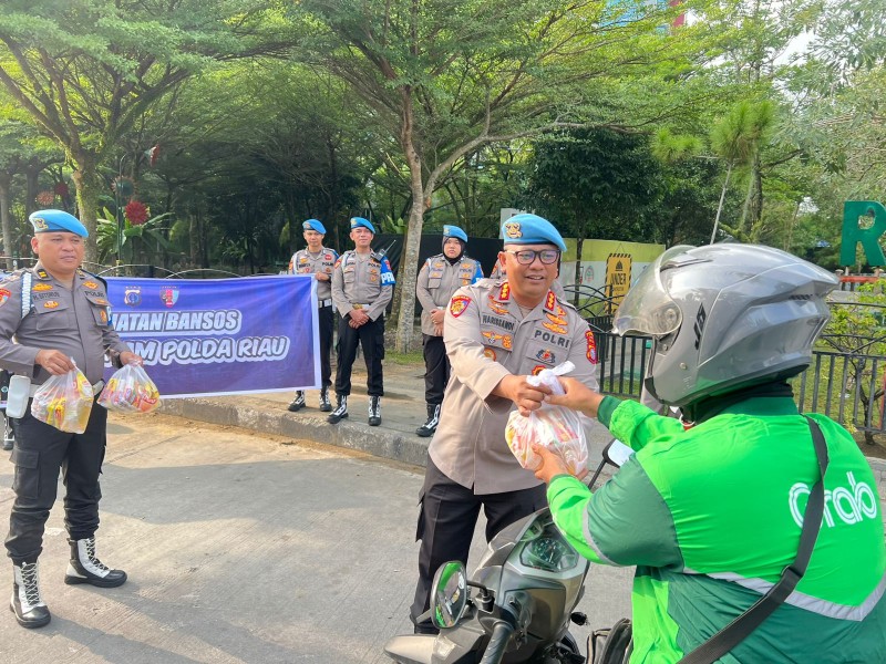 Bid Propam Polda Riau Gelar Baksos, Sasar Ojek Daring hingga Petugas Kebersihan