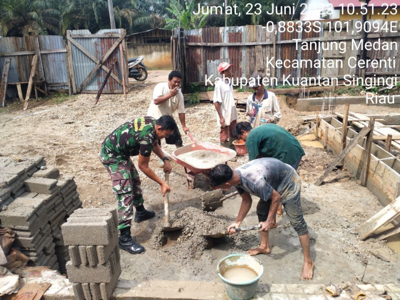 Kopda Muhammad Soleh Babinsa Koramil 06/Cerenti Kodim 0302/Inhu Bantu Warga Membuat Rumah Di Desa Tanjung Medan