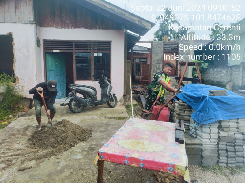 Babinsa Koramil 06/Cerenti Kodim 0302/Inhu Pratu Chumaidi Bersama Warga Gotong Royong Bangun Rumah