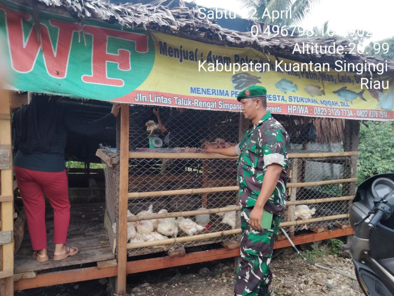Babinsa Koramil 06/Cerenti Kodim 0302/Inhu, di Suasana Lebaran Serda Juanda Pantau Perkembangan Harga Kebutuhan Pokok Di Wilayah Kecamatan Cerenti