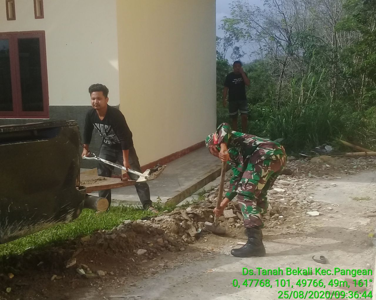 Serma Mulyadi Gotong Royong Bersama Murid-Murid Dan Majelis Guru Membersihkan Puing-Puing Bangunan Sekolah