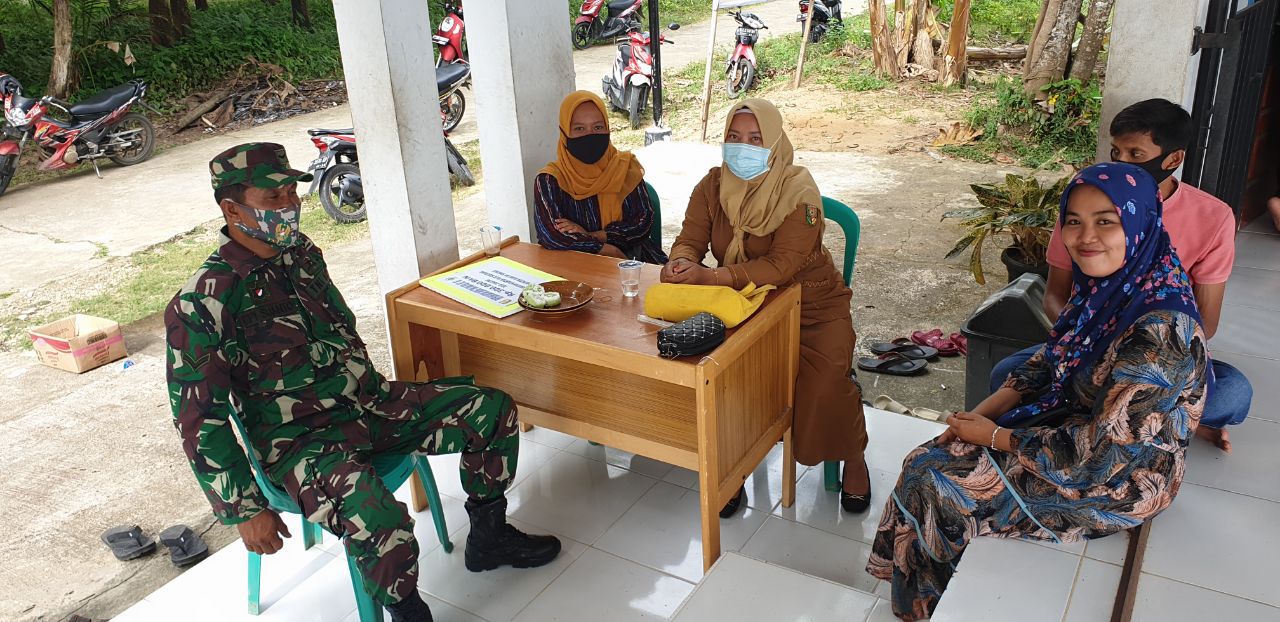 Babinsa Koramil 07 Kuantan Hilir Dim 0302 Inhu Komsos Dengan Ibuk PKK Dan Masyarakat Desa Rawang Ogung