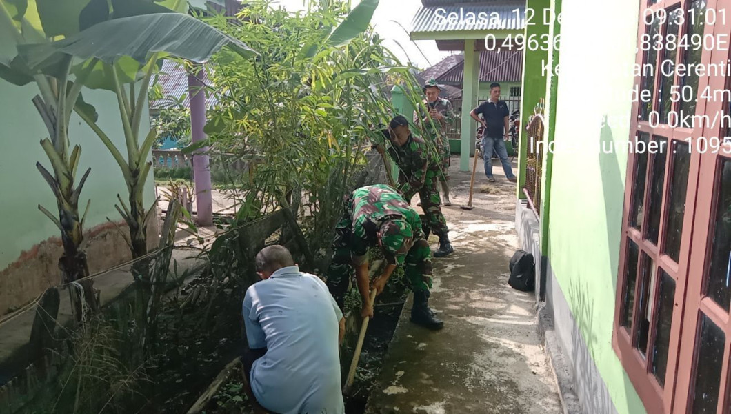 Babinsa Koramil 06/Cerenti Kodim 0302/Inhu Bergotong Royong Dengan Warga Kampung Baru Timur Kampung Kecamatan Cerenti