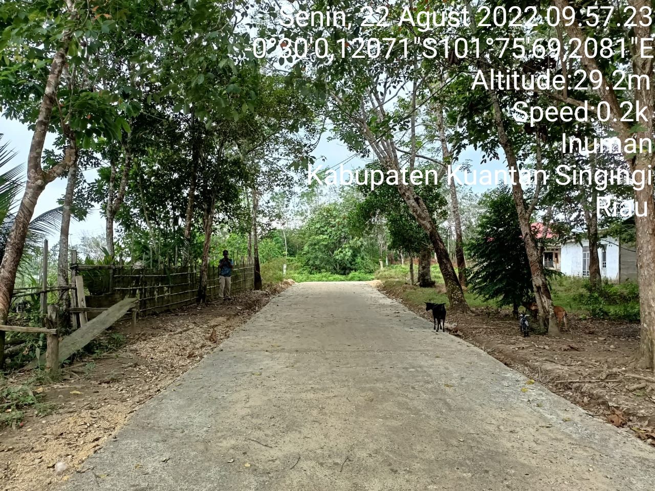 Jelang Penutupan TMMD Ke-114, di Desa Pulau Panjang Hulu Satgas TMMD Ke-114 Kodim 0302/Inhu Bersama Babinsa Koramil 06/Cerenti Kodim 0302/Inhu Pembersihan Semenisasi Jalan