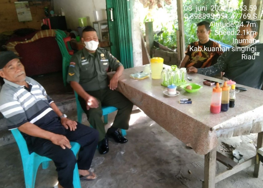 Menjaga Keakraban, Babinsa Serda Dumen Siregar dengan Warga Binaan Melakukan Komsos Untuk Menjalin Tali Silaturahmi