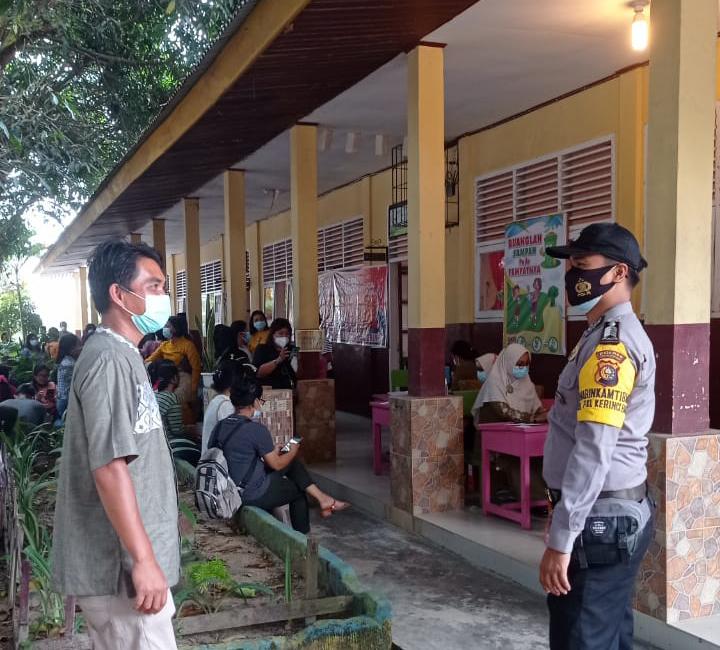 Polsek Pangkalan Kerinci Awasi Pelaksanakan Vaksinasi