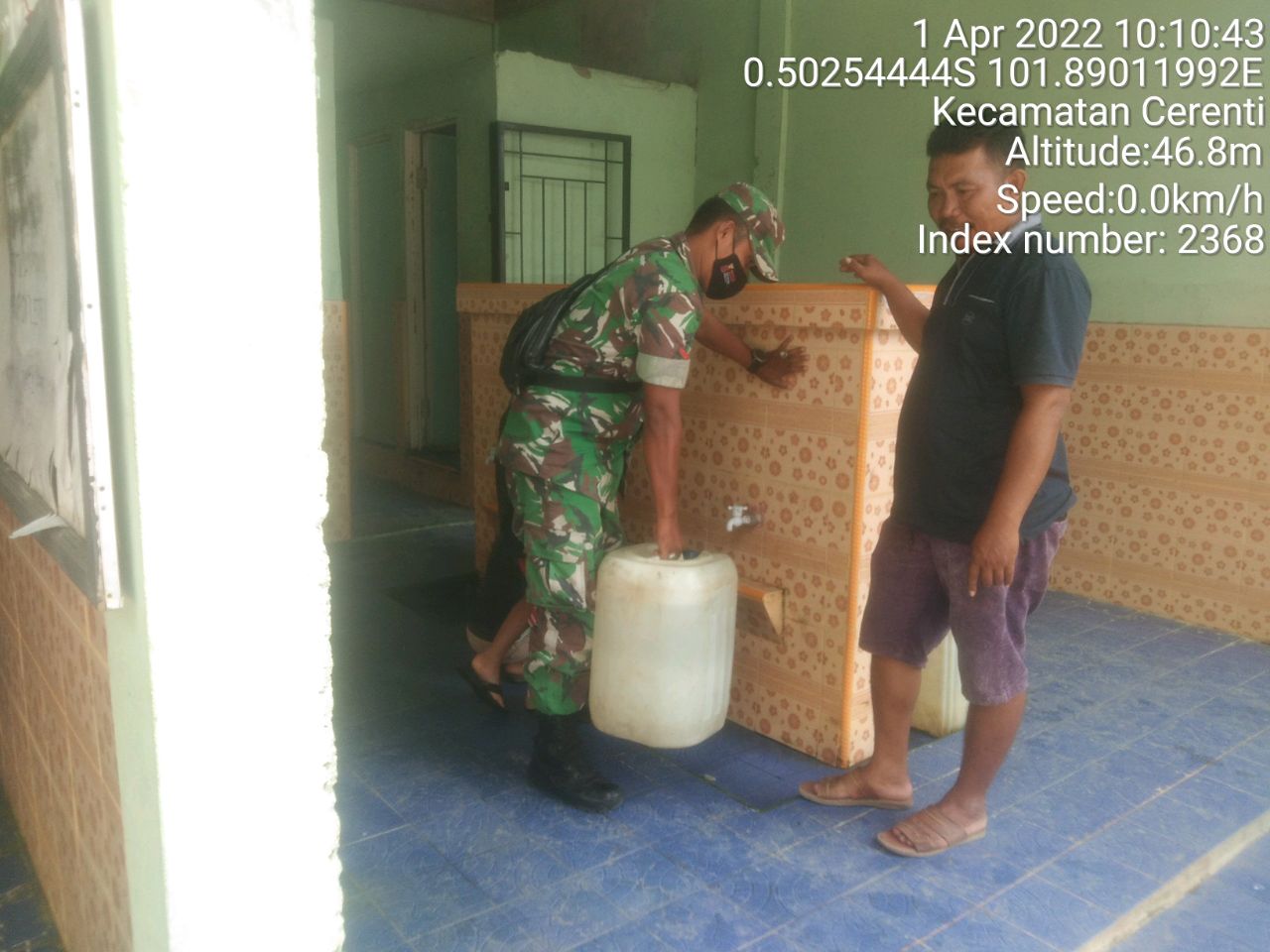 Babinsa Koramil 06/Cerenti Kodim 0302/Inhu Bantu Warga Angkat Air Bersih Untuk Warga di Pulau Bayur