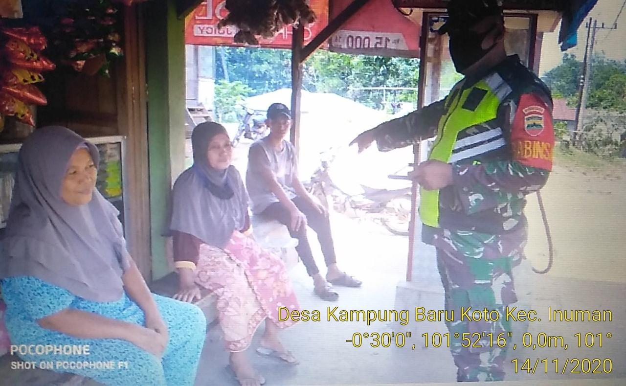 Babinsa Koramil 06/Cerenti Dim 0302/Inhu Ingatkan  Penggunaan Masker Di Desa Kampung Baru Koto Kecamatan Inuman