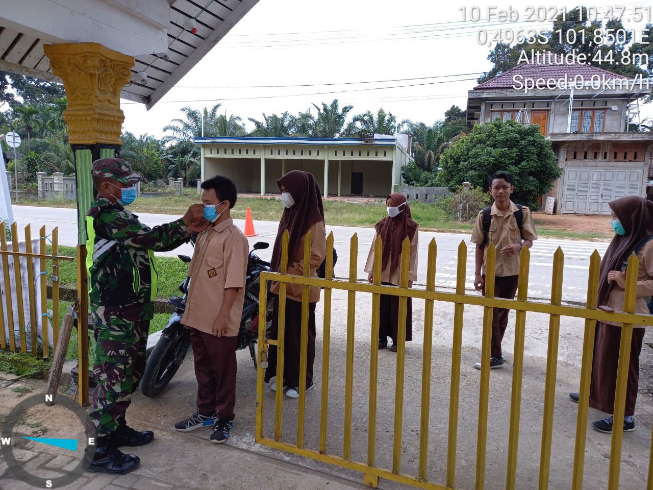 Babinsa Koramil 06/Cerenti Dim 0302/Inhu Tegakkan Prokes Dan Beri Masker Untuk Siswa Di SMA Negeri 1 Cerenti