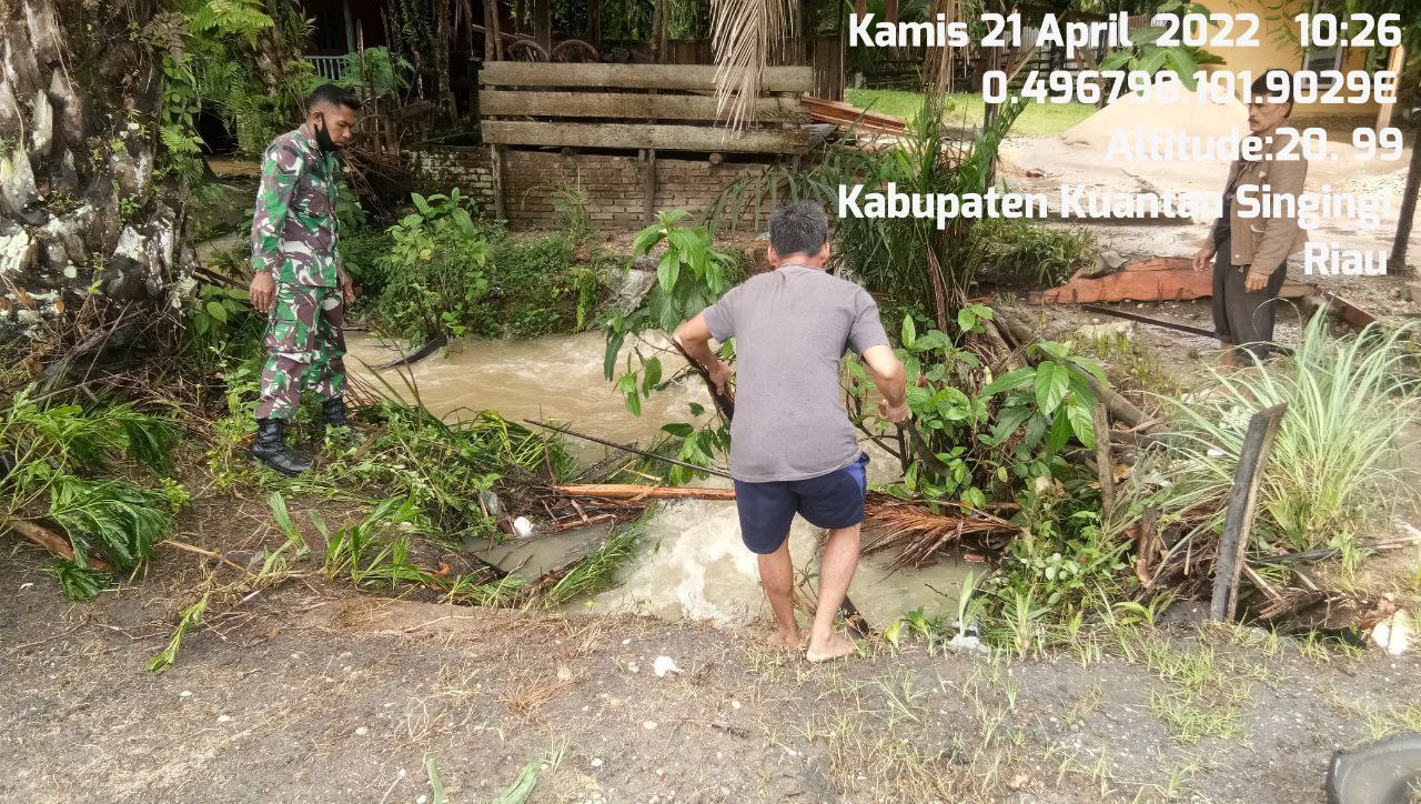 Peduli Lingkungan Bersih Babinsa Koramil 06/Cerenti Kodim 0302/Inhu Bersama Warga Desa Pesikaian Bersikan Selokan Air