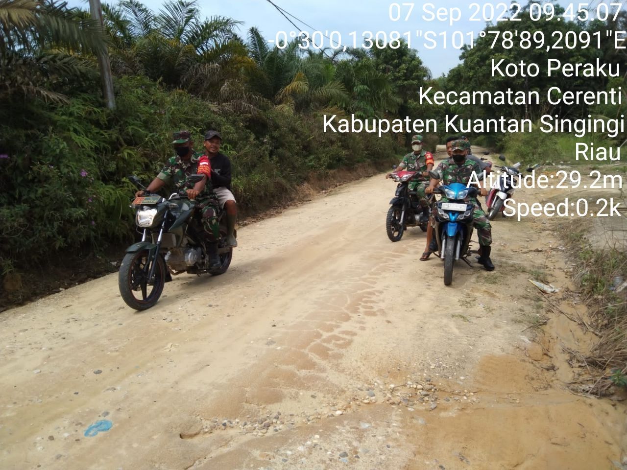 Di Desa Koto Cerenti Tingkatkan Pengawasan Karlahut, Babinsa Koramil 06/ Cerenti Dim 0302/Inhu Laksanakan Patroli Sosialisasi Kepada Masyarakat