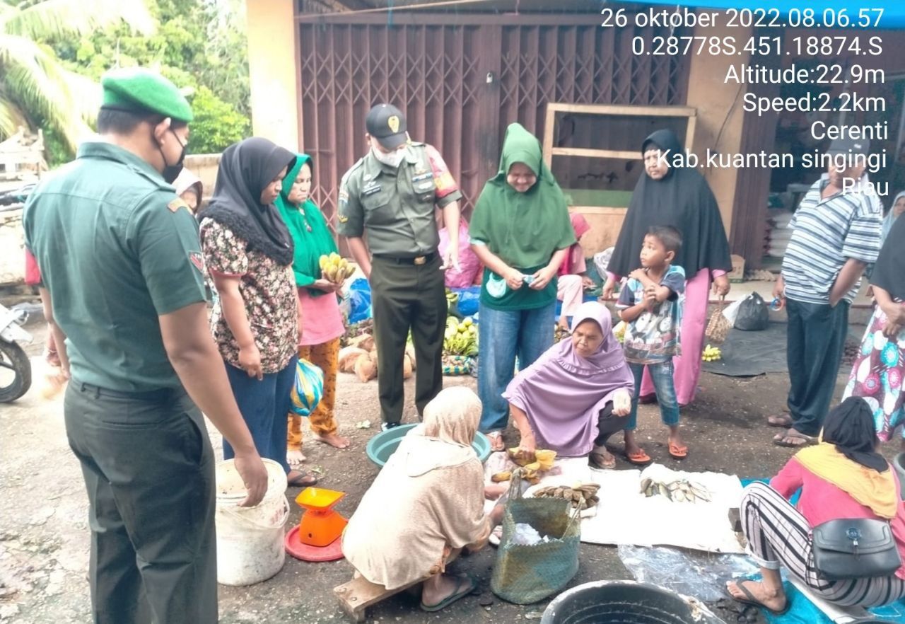 Babinsa Koramil 06/Cerenti Dim 0302/Inhu  Berikan Sosialisasi Serta Himbauan Kepada Warga Agar Tetap Patuhi Prokes Covid-19 di Kecamatan Cerenti Kabupaten Kuantan Singingi 