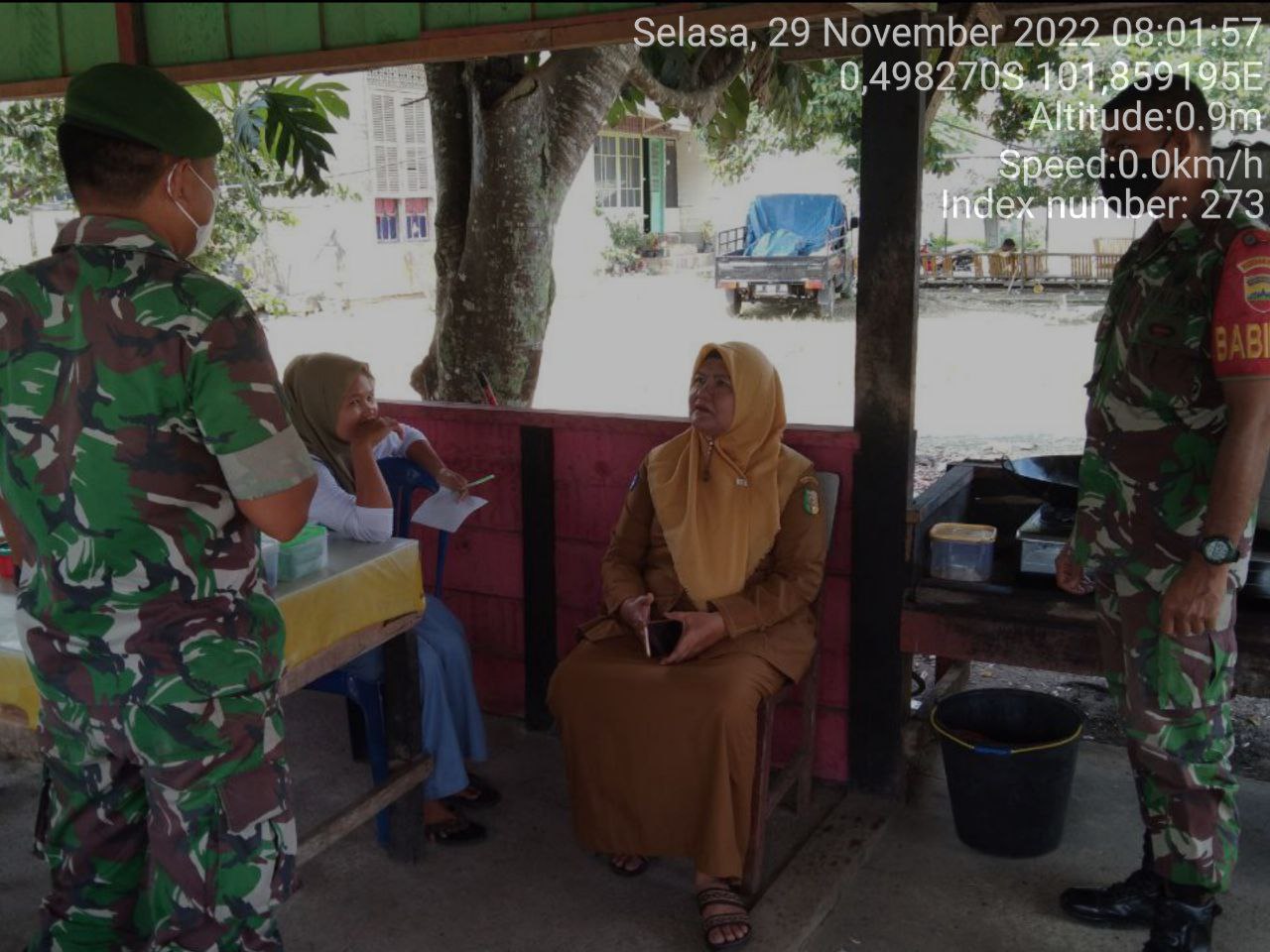 Babinsa Koramil 06/Cerenti Dim 0302/Inhu Berikan Sosialisasi Serta Himbauan Kepada Warga Agar Patuhi Prokes Covid-19 di Desa Kampung Baru Timur Kecamatan Cerenti 