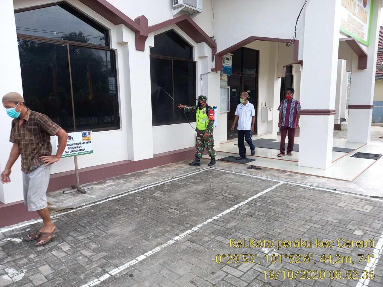 Cegah Penyebaran Corona, Babinsa Koramil 06/Cerenti  Bersama Pengurus Masjid Raudhatul Jannah Gelar Penyemprotan  Disinfektan
