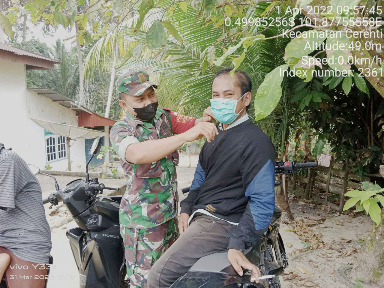 Babinsa Koramil 06/ Cerenti  Kodim 0302/Inhu  Bagikan Masker  Kepada Warga di Desa Koto Cerenti Kecaamatan Cerenti