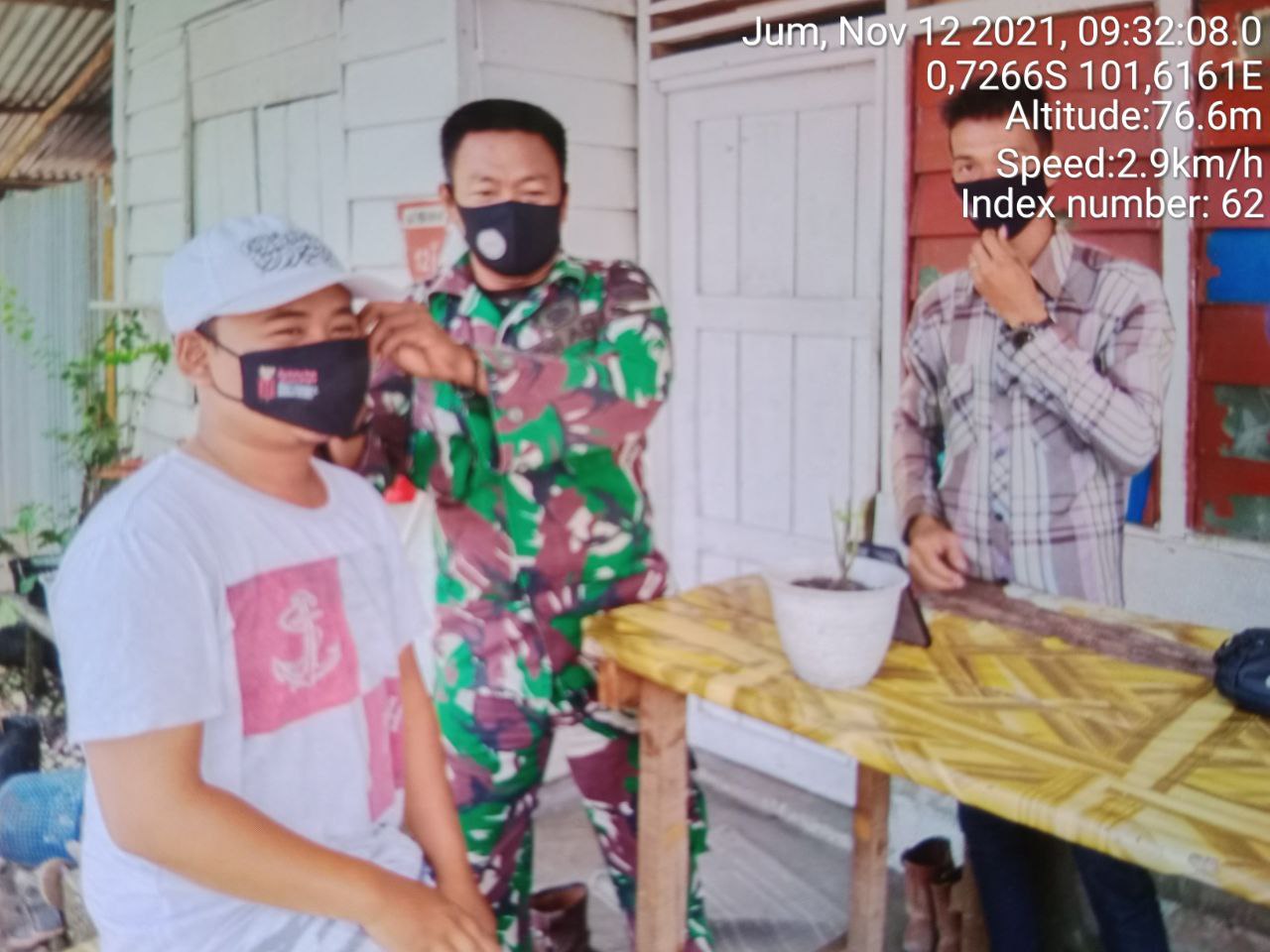 Babinsa Koramil 06/ Cerenti  Kodim 0302/ Inhu  Bagikan Masker  Kepada Warga di Desa Kampung Baru Koto