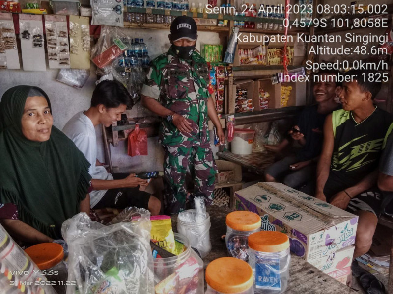 Babinsa Koramil 06/Cerenti Kodim 0302/Inhu Pantau Perkembangan Harga Kebutuhan Pokok Di Wilayah Koto Inuman Kecamatan Inuman