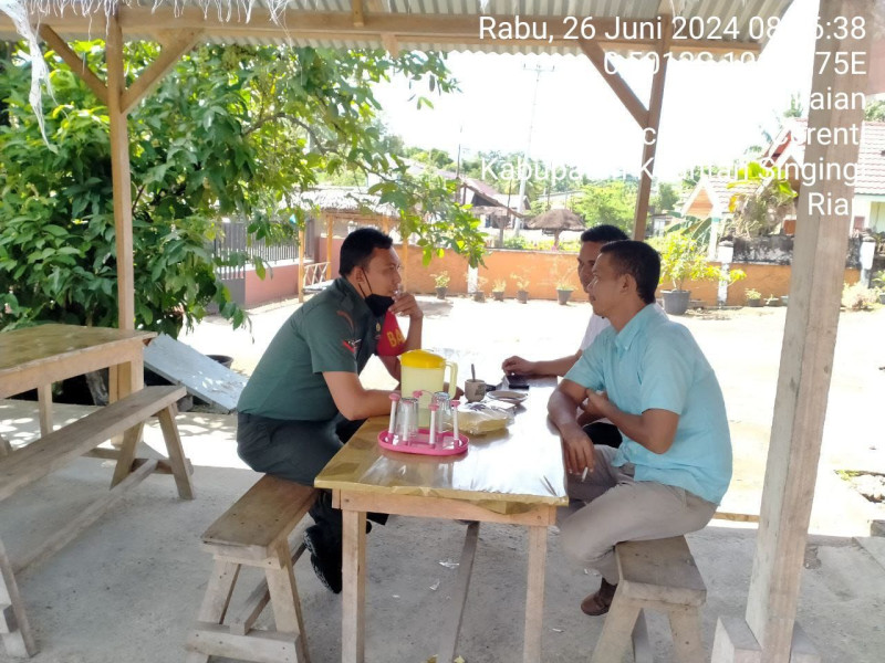 Babinsa Koramil 06/Cerenti Kodim 0302/Inhu Melaksanakan Komunikasi Sosial Dengan Warga Desa Kampung Baru Timur Kecamatan Cerenti 
