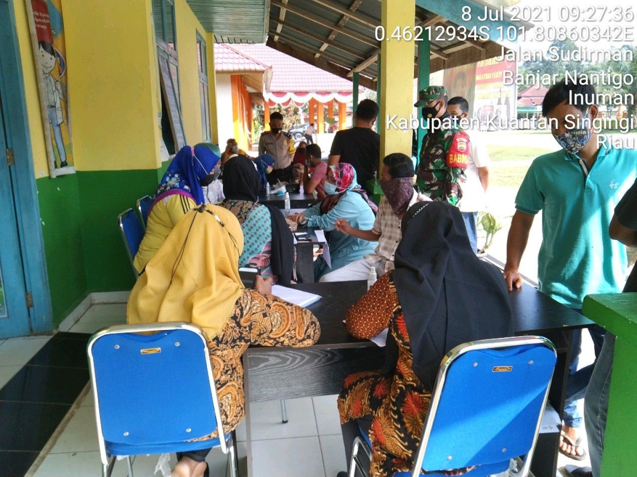 Serda Samrin Anggota Koramil 06/Cerenti Kodim 0302/Inhu Dampingi Masyarakat Dalam Vaksinasi Covid-19