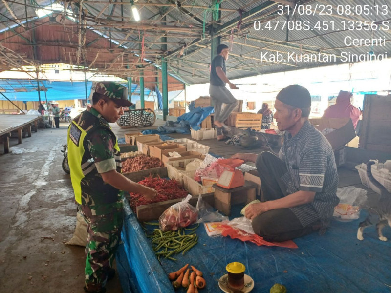Babinsa Koramil 06/Cerenti Kodim 0302/Inhu Pantau Perkembangan Harga Kebutuhan Pokok (Sembako)
