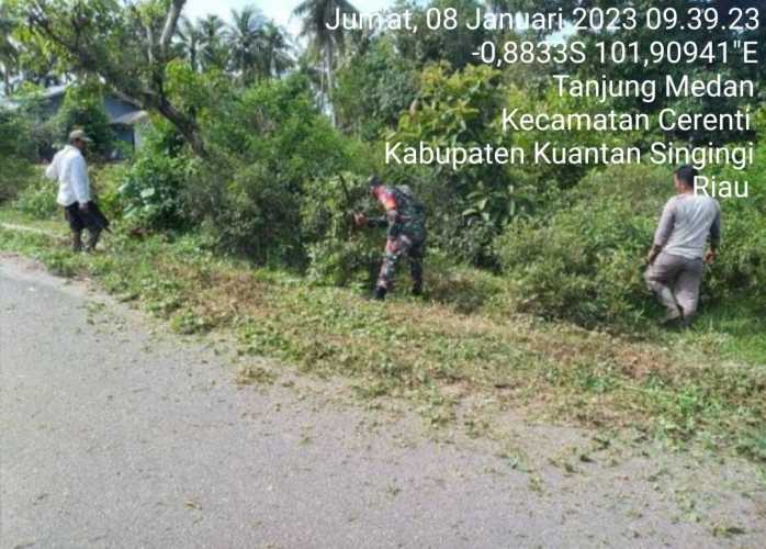 Jalin Kebersamaan, Sertu Firman Babinsa Koramil 06/ Cerenti Kodim 0302/Inhu Gotong Royong Bersama Warga Untuk Membersihkan Lingkungan Di Desa Binaan