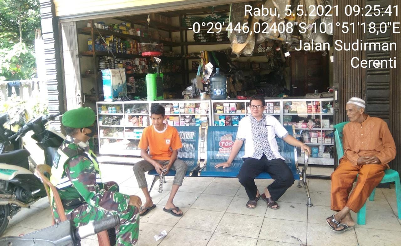 Pererat Silahturahmi Babinsa Koramil 06 Cerenti Kodim 0302 Inhu Laksanakan Komsos Dengan Warga Desa