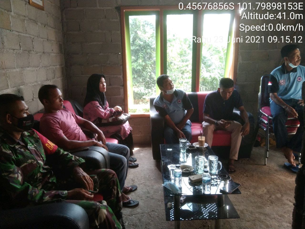 Babinsa Koramil 06/cerenti Kodim 0302/Inhu Komsos Bersama Perangkat Desa Kampung Baru Koto