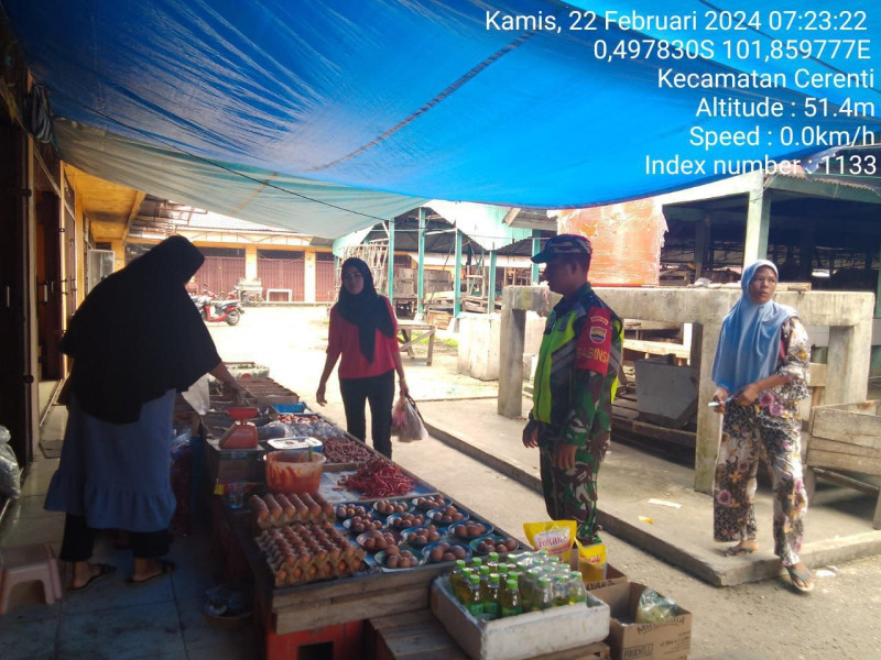 Praka Fardan Sinaga Anggota Koramil 06/Cerenti Kodim 0302/Inhu Monitoring Harga Sembako Diwarung-warung 