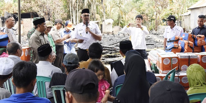 Pj Bupati Inhil Serahkan Bantuan Kepada Korban Kebakaran di Desa Pulau Palas