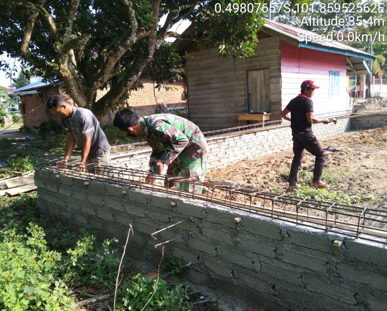 Babinsa Koramil 06/Cerenti Dim 0302/ Inhu Gontong Royong Bantu Warga Desa Pulau Panjang Cerenti